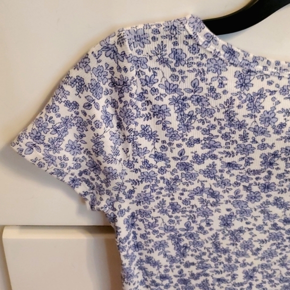 Hollister blue floral top - Picture 11 of 12